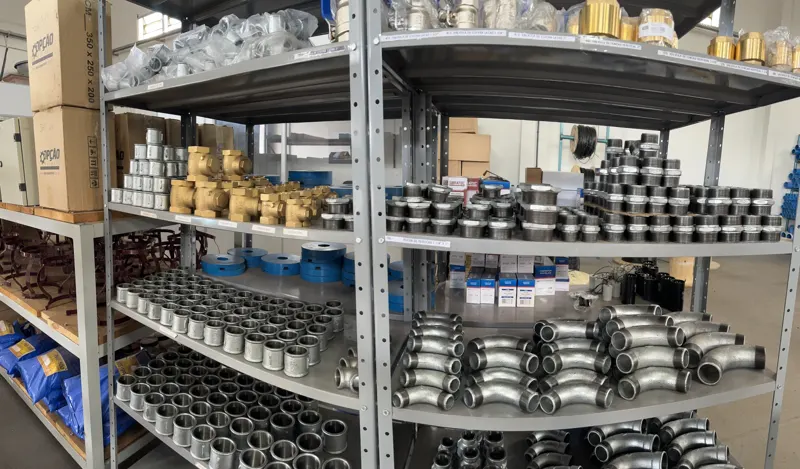 Prateleiras do estoque da Perfurato com conexões galvanizadas, válvulas de latão e contatores