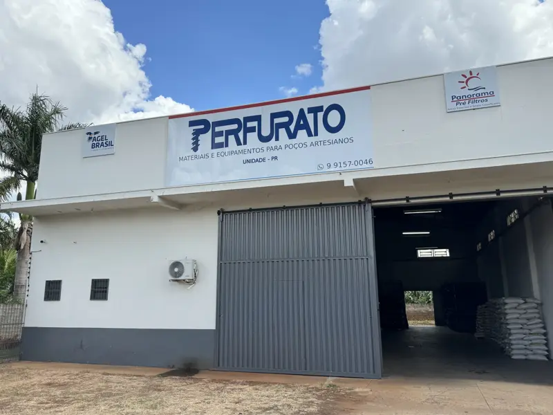 Fachada da Perfurato em Maringá, com a placa Materiais e Equipamentos para Poços Artesianos